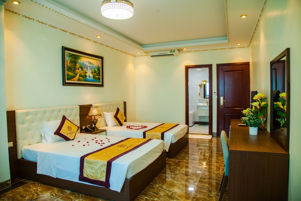Deluxe Twin Room, 2 Queen Beds, Smoking, Corner photo 1
