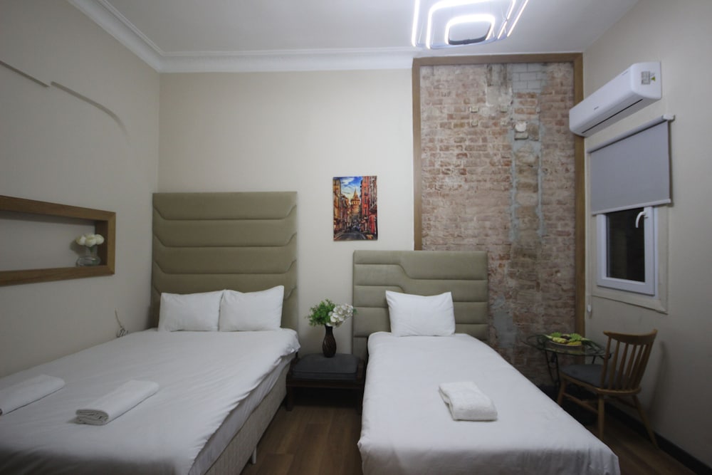 Economy Triple Room photo 3