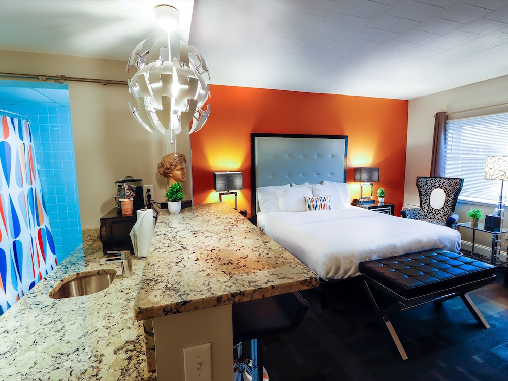 Signature, Standard Room, 1 King Bed, Refrigerator & Microwave photo 2