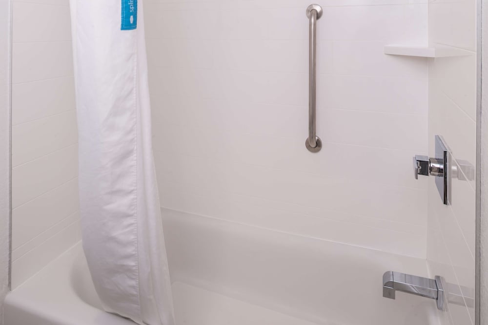 Room, 2 Queen Beds, Refrigerator & Microwave, Marina View (First Floor) - Photo 3