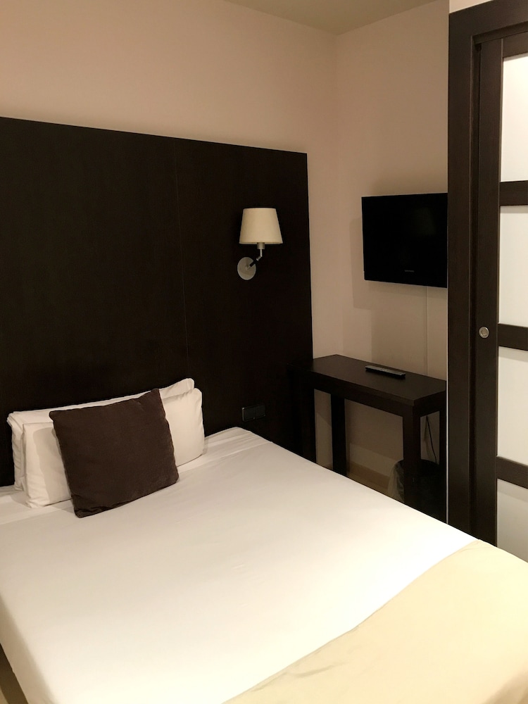 Basic Interior (Queen Size Bed) photo 2