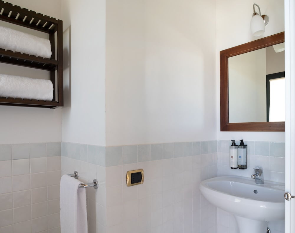 Standard Suite, 2 Bedrooms, Balcony, Lake View - Photo 23