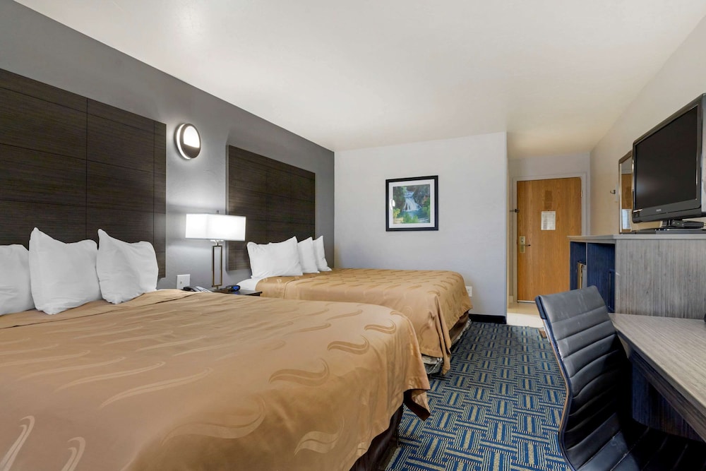 Standard Room, 2 Queen Beds, Smoking - Photo 2