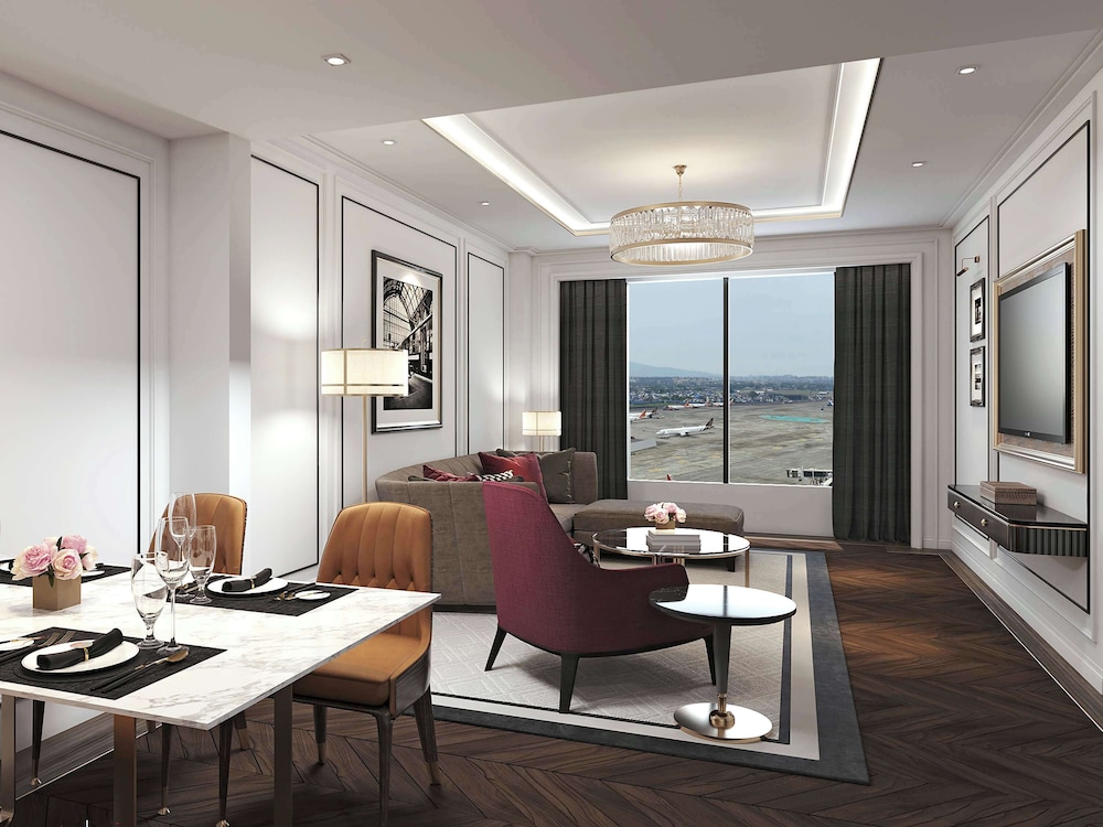 SIGNATURE SUITE, 1 King Bed, 2 Hollywood Beds, Fairmont Gold Lounge access