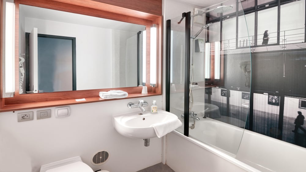 Standard Room, Multiple Beds - Photo 6