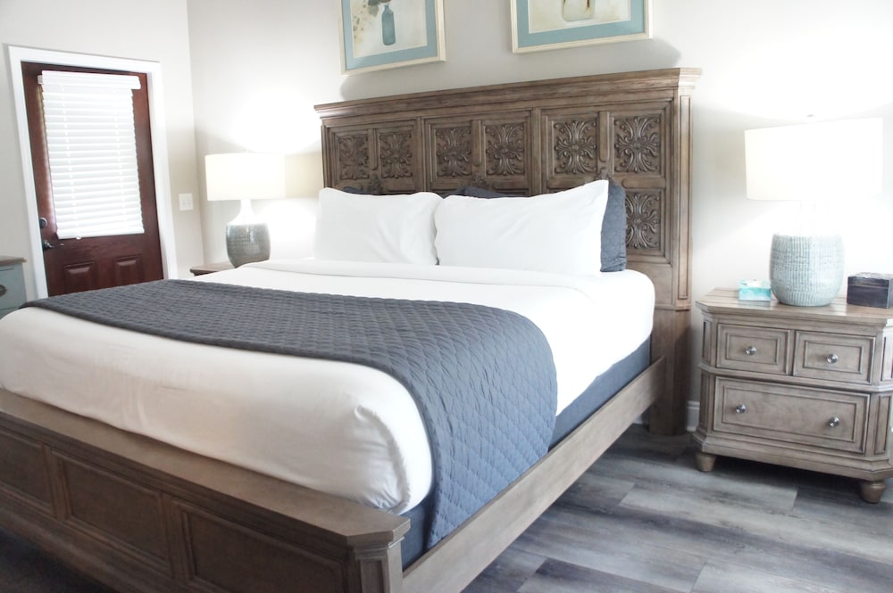 Comfort Cabin, 1 King Bed photo 1