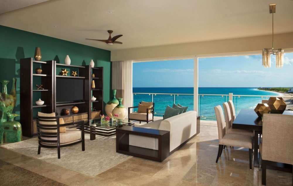 Preferred Club Governor Suite