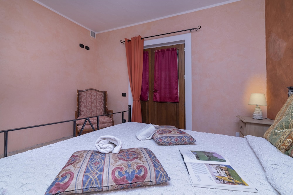 Family Apartment, Multiple Bedrooms, Mountainside (Appartamento Uva shared pool)