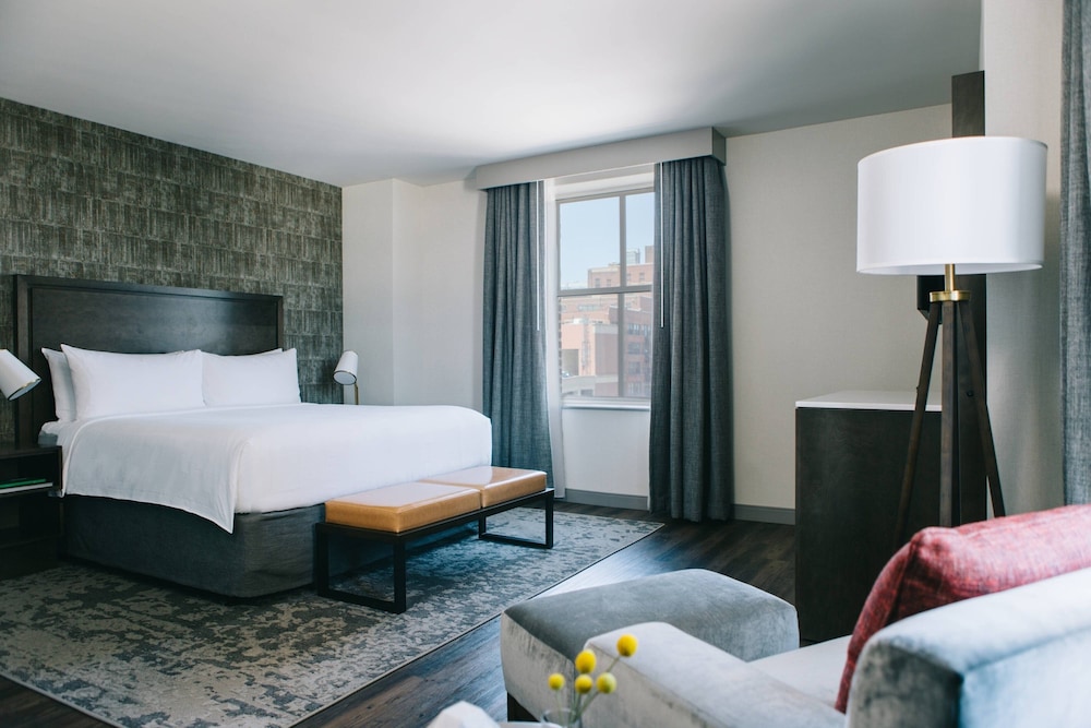 Executive Suite, 1 King Bed With Sofa Bed, Corner (Mobility Accessible, Tub) photo 3