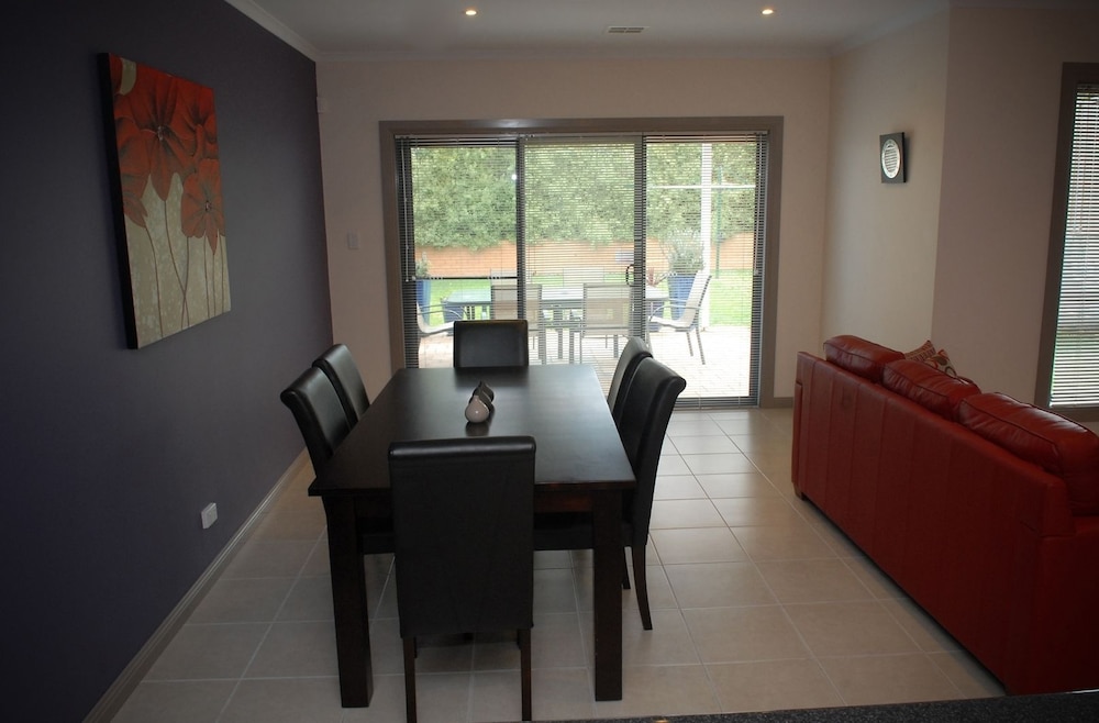 House, 3 Bedrooms, 2 Bathrooms photo 3