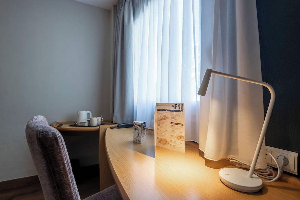 Room - Photo 18
