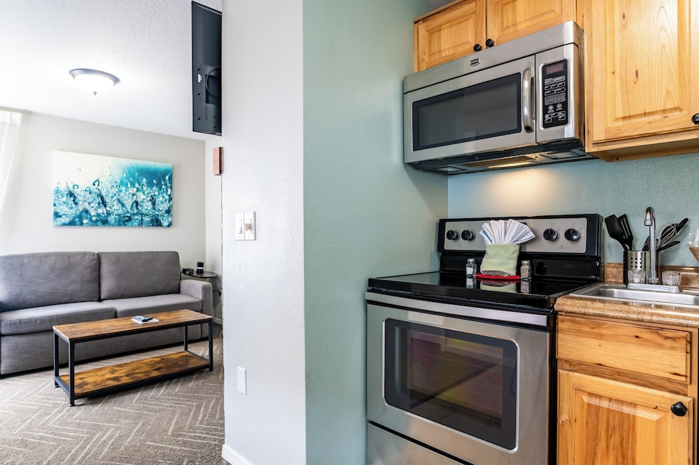 One Bedroom Suite with Spa Non-View photo 3
