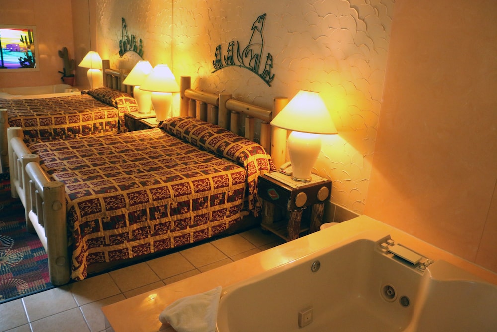 Standard Room, 1 King Bed, Smoking, Refrigerator & Microwave photo 3