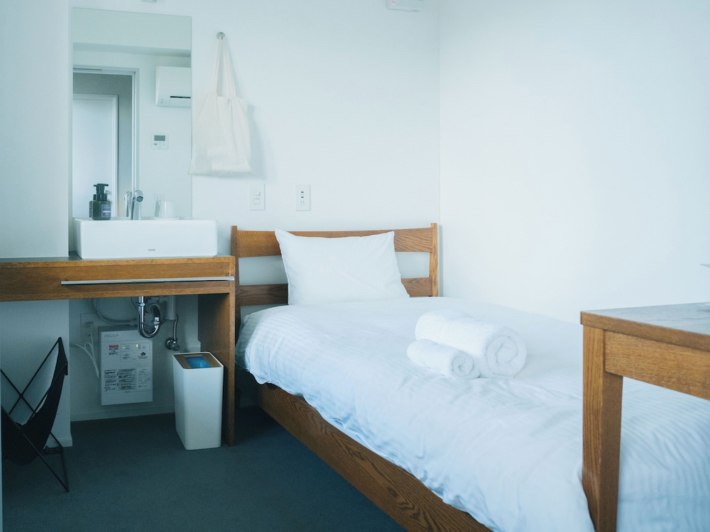 Basic Single Room, Shared Bathroom photo 2