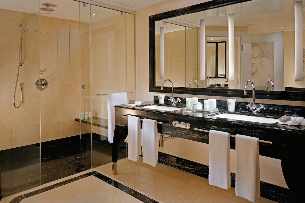 Signature Suite, 1 King Bed - Photo 21