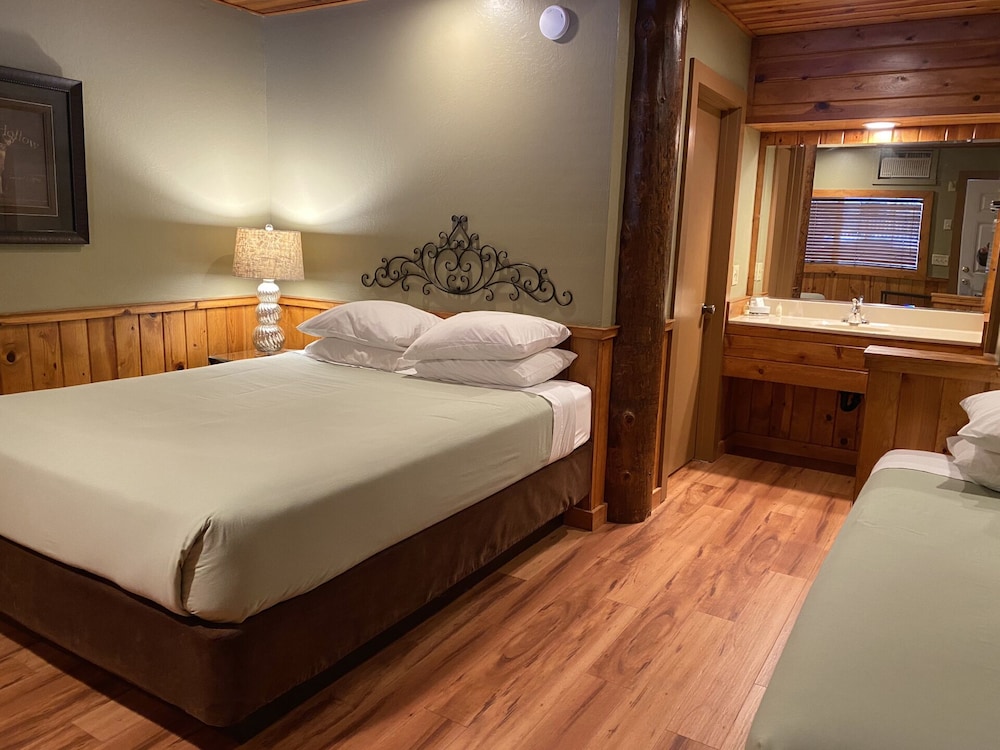 Room, 1 Queen Bed and 1 Single Bed photo 1