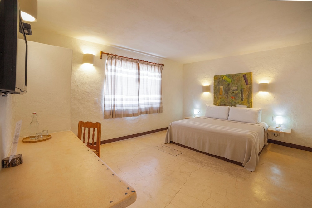 Basic Room, 1 King Bed, Non Smoking