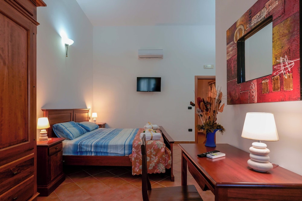 Deluxe Triple Room, Multiple Beds, City View photo 2