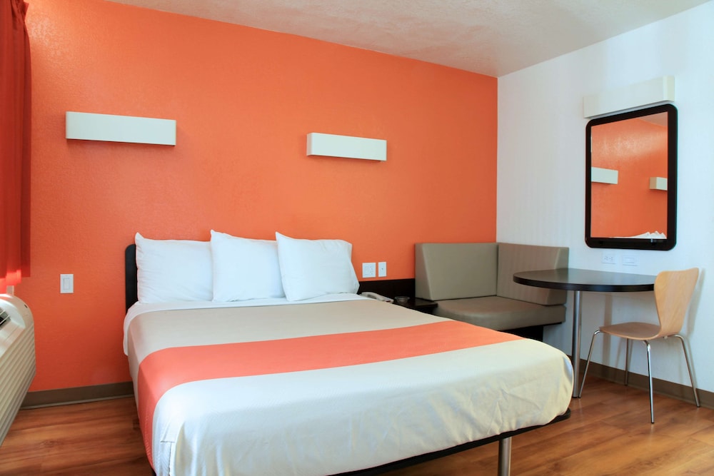 Premium Double Room, 1 Queen Bed, Non Smoking, Refrigerator & Microwave photo 2