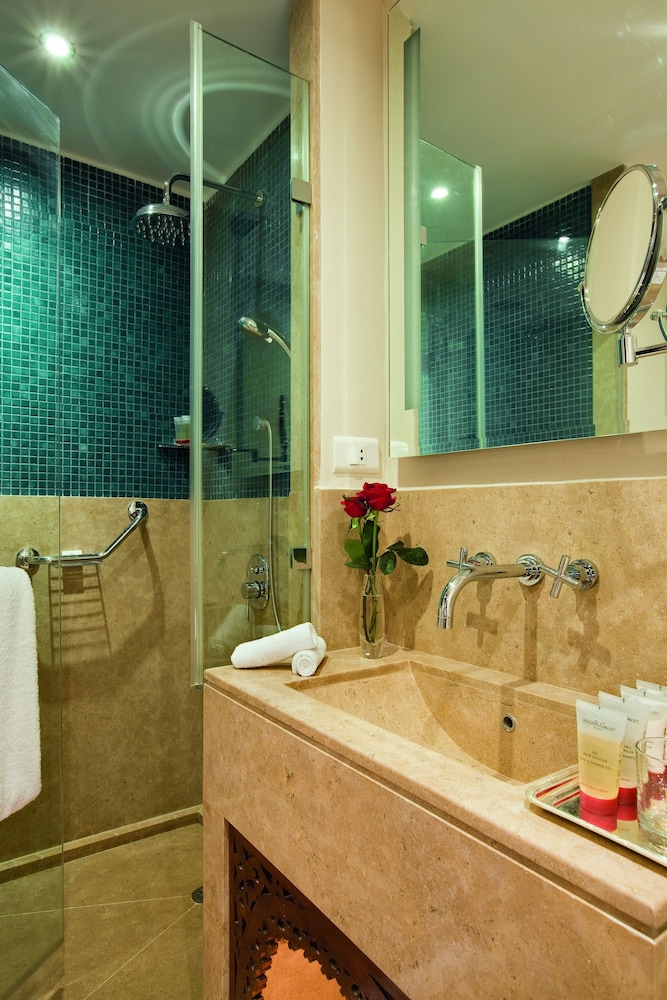 Deluxe Room, 1 Queen Bed, Sea View photo 3