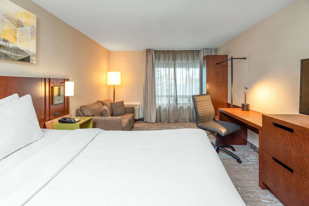 Upgrade Room, 1 King Bed, Non Smoking photo 2