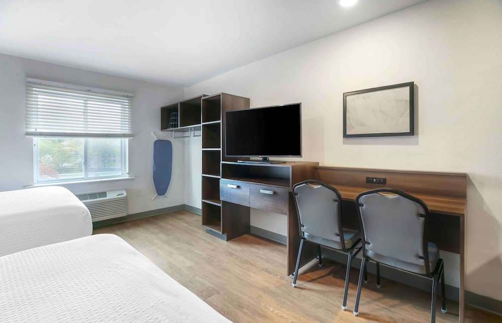 Standard Studio, 2 Queen Beds, Non Smoking, Refrigerator & Microwave photo 2