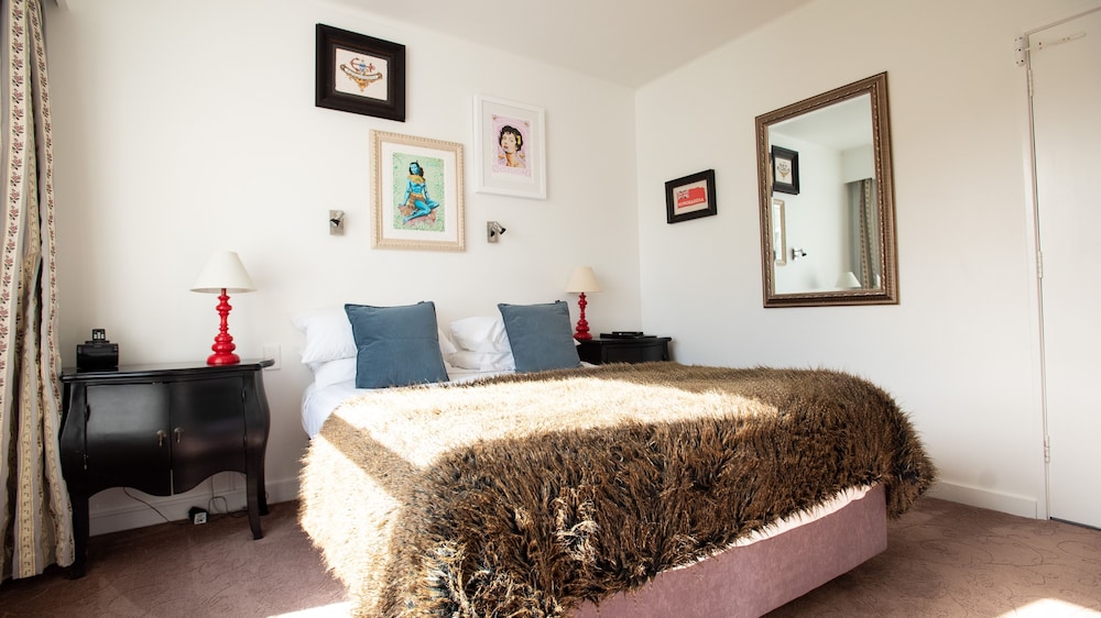 Small Room photo 2