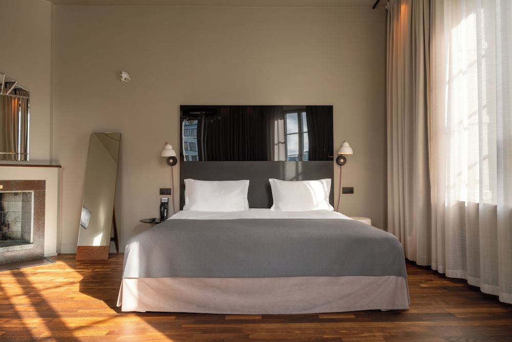 Suite, Corner