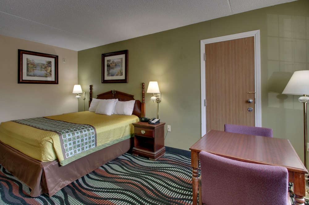 Superior King Bed with Roll-In Shower ( Ground Level) - Photo 1