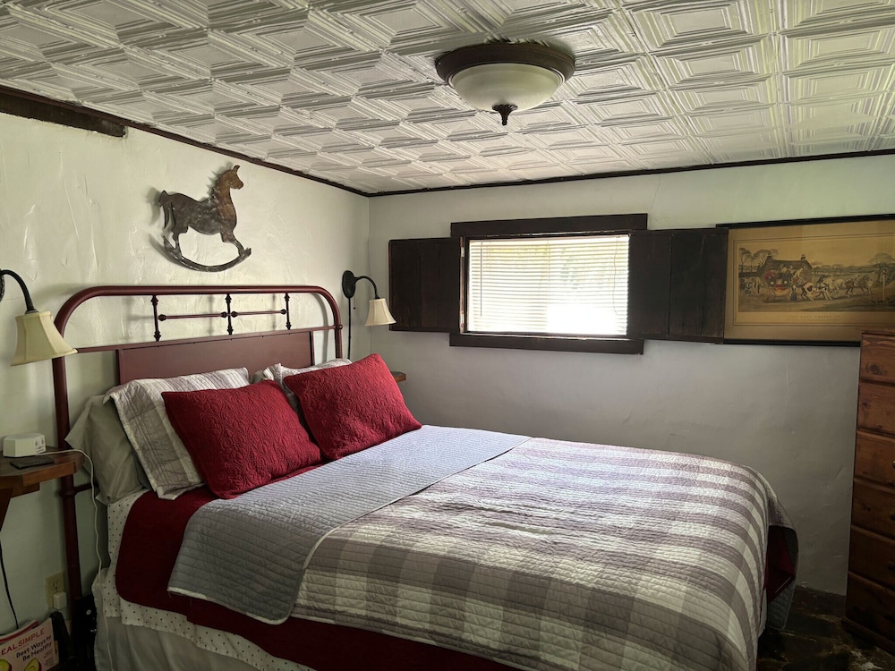 Economy Double Room, Private Bathroom (Boots & Saddles) photo 2
