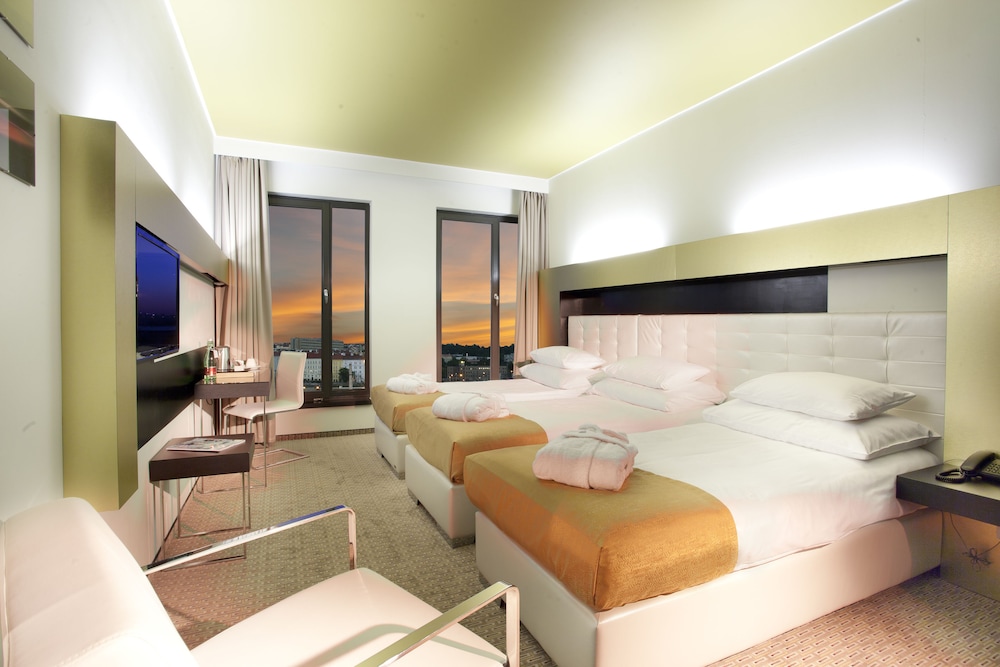 Classic Double or Twin Room with Extra Bed - Photo 4