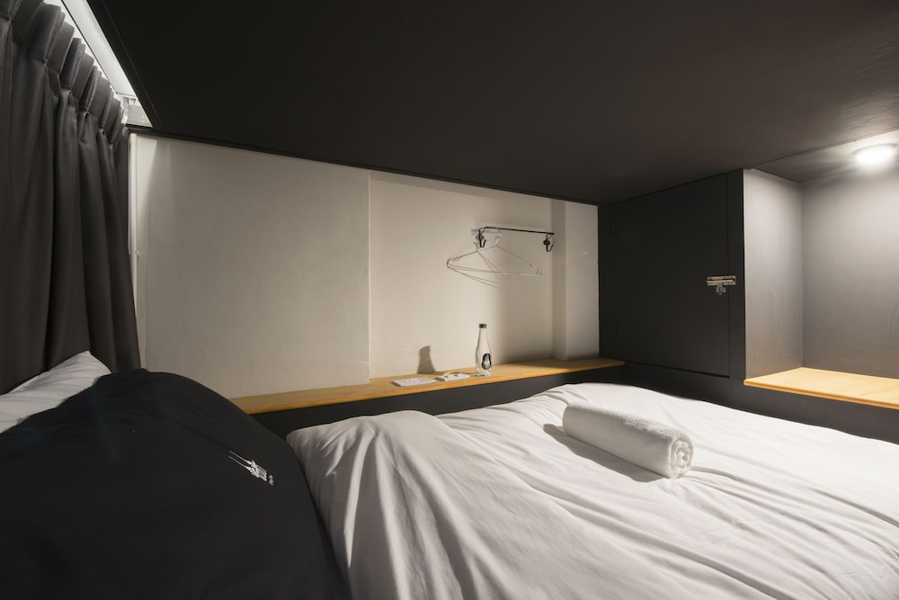 14 Beds Mixed Dormitory photo 3