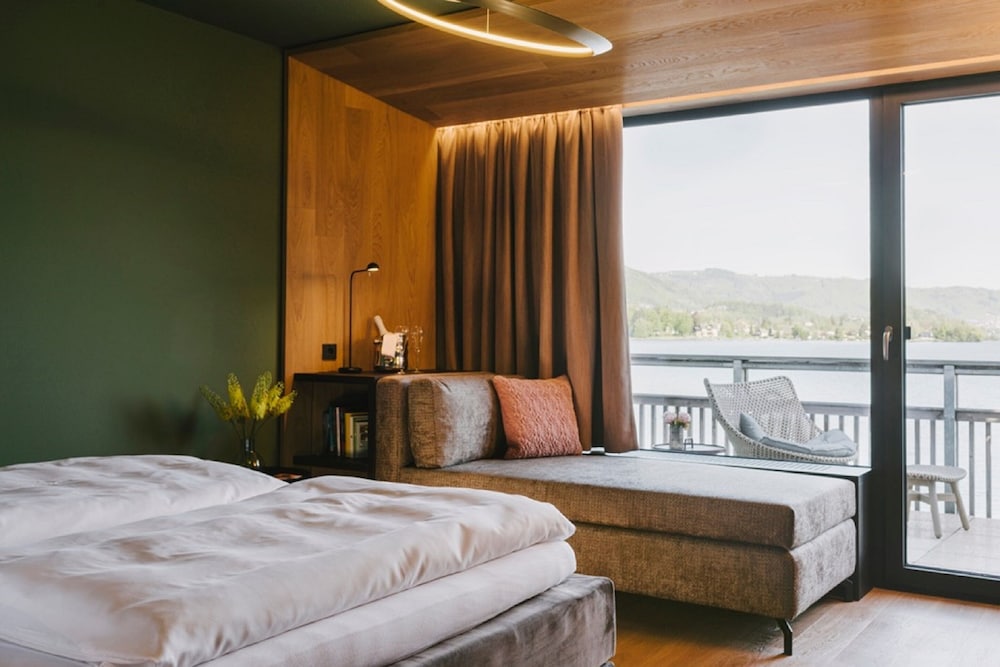 Signature Double Room, 1 King Bed, Balcony, Lake View