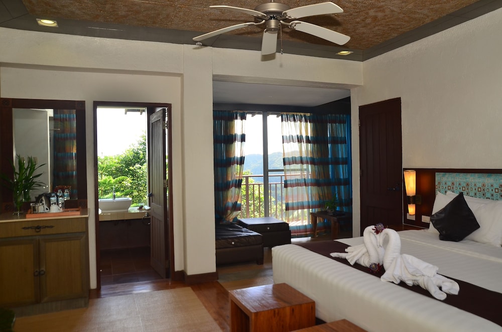 Basic Suite, 1 King Bed photo 2