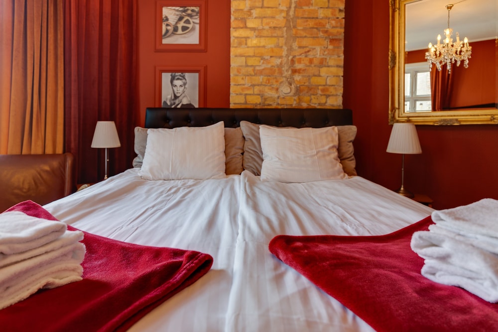 Double Room (Rust Red)
