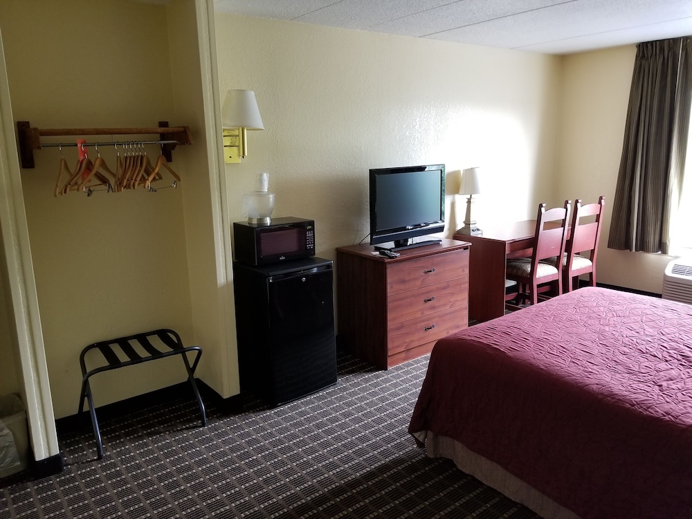 Room, 1 Queen Bed, Accessible, Non Smoking (Mobility Accessible) photo 3