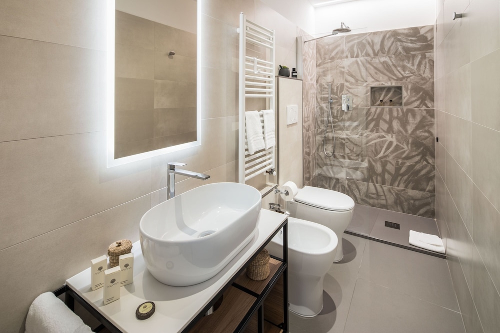 Superior Double or Twin Room, Balcony, Partial Sea View - Photo 8