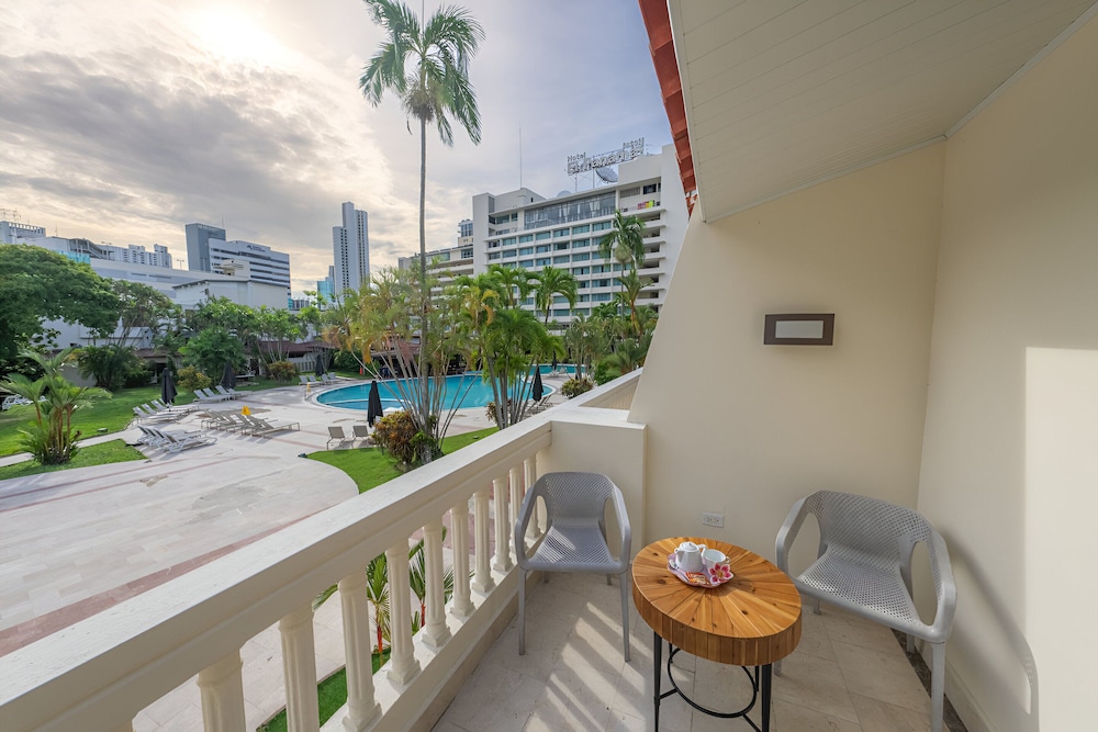 1 King Bed, Cabin Room, Poolside Room - Photo 3