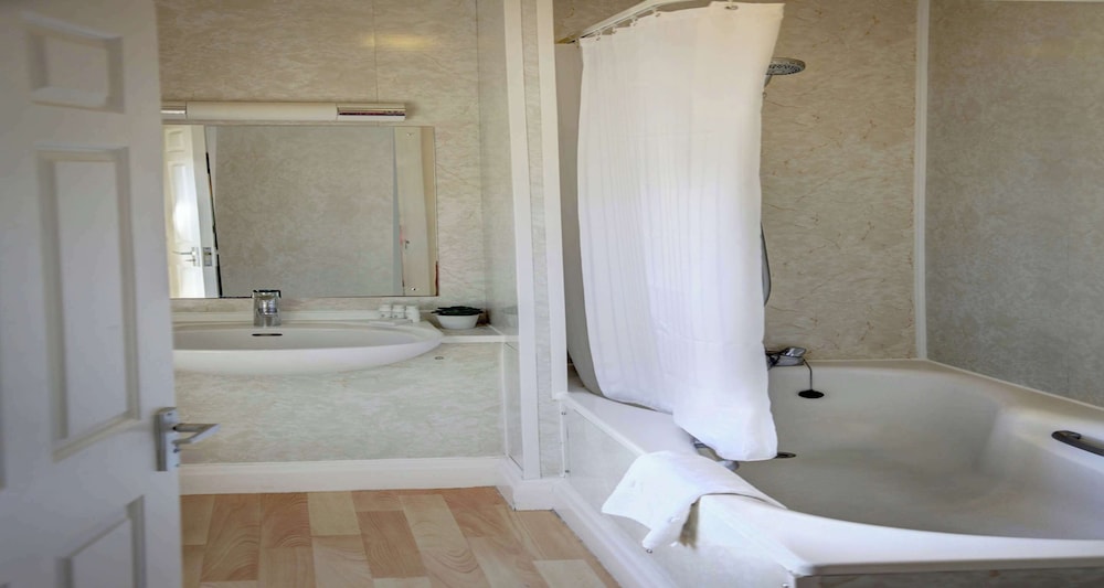 Standard Room, 1 Double Bed (Converts to 2 Twin Beds) - Photo 3