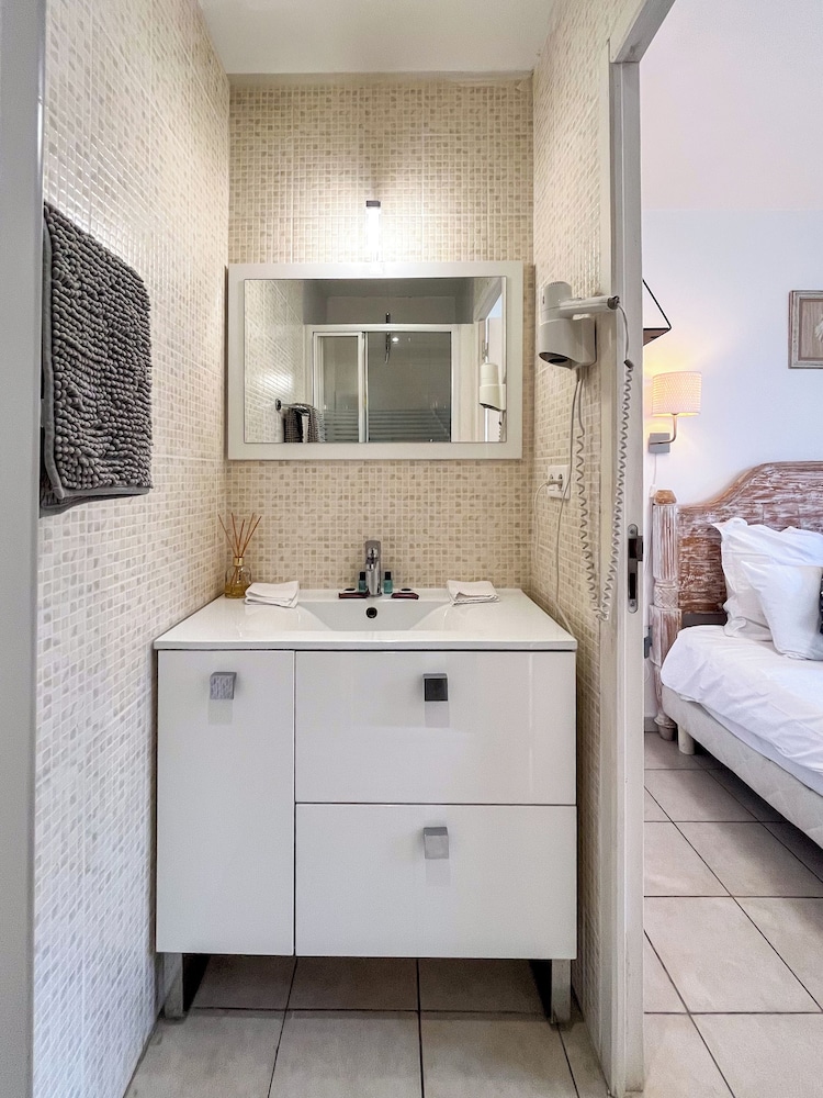Classic Double Room (With Shower) photo 2