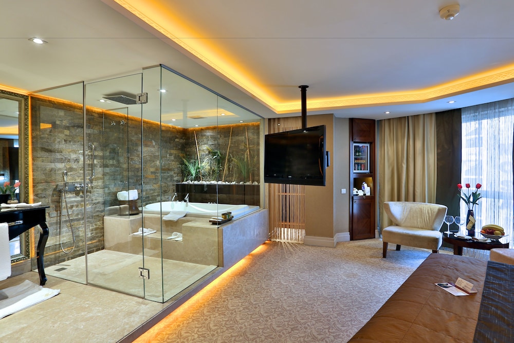 Corner Suite photo 1