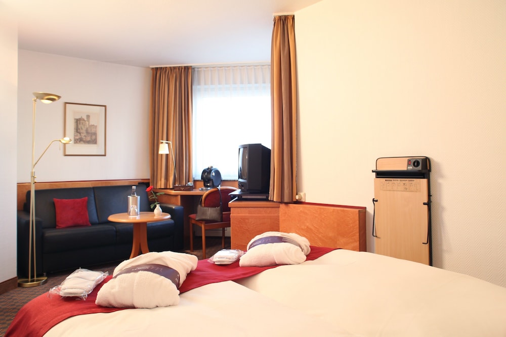 Privilege, Room, 1 Queen Bed - Photo 5