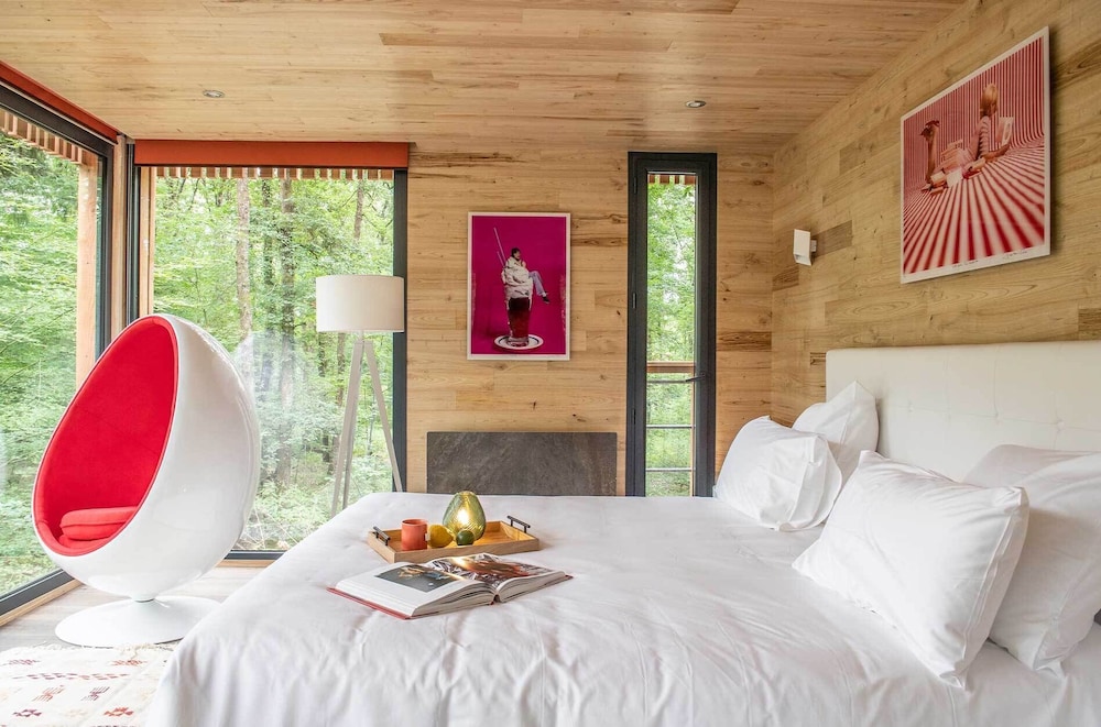 Design Suite, Sauna and Jacuzzi, 1 King bed - "Sixtie's" by Anne-Caroline Frey - Photo 1