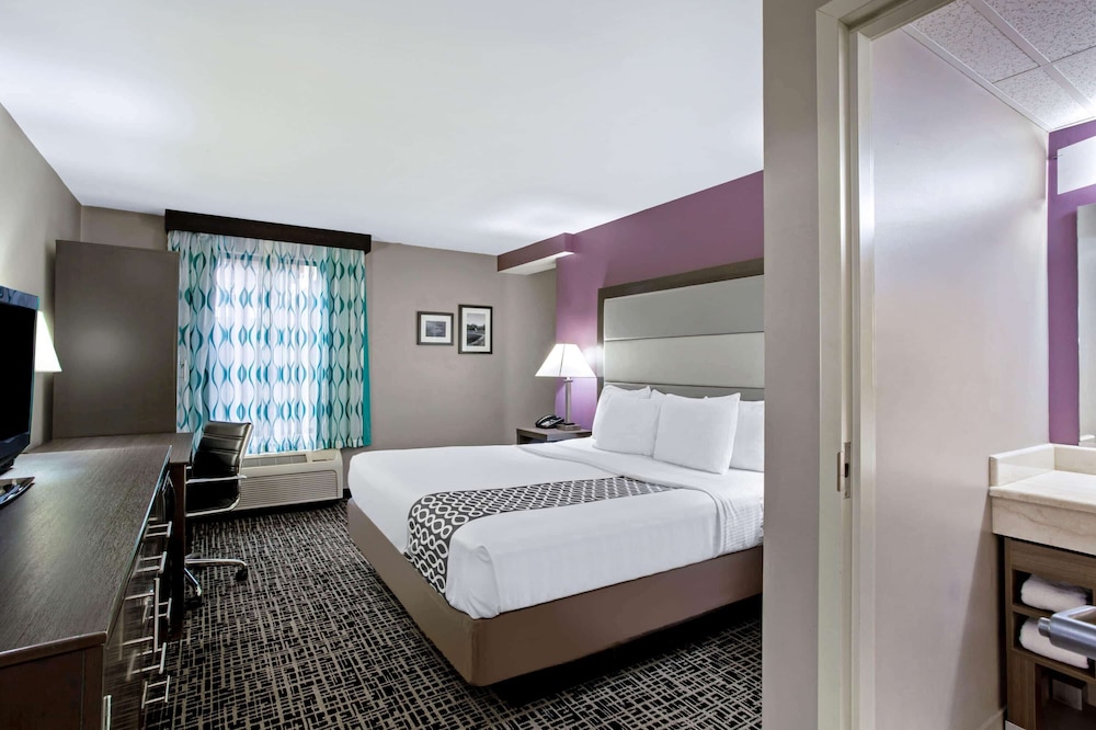 Suite, Multiple Beds, Non Smoking (1 King & 1 Twin bed) photo 3