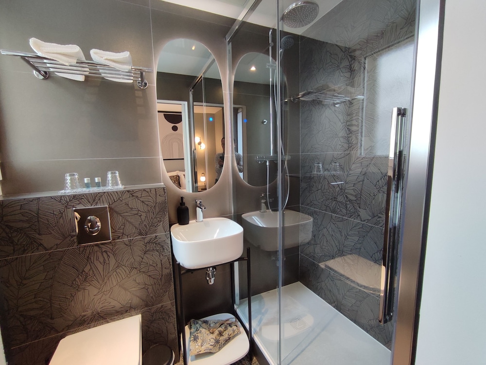 Standard Double Room - Photo 12