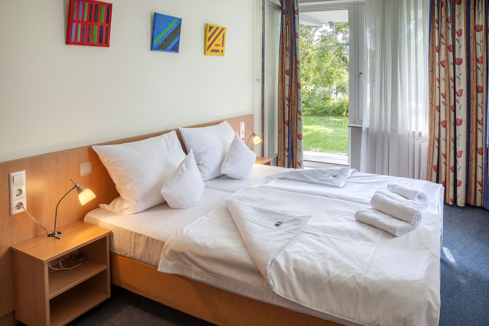 Classic Room, Non Smoking, Garden View photo 3