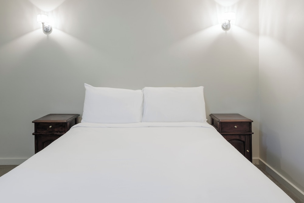 Deluxe Suite, 1 Queen Bed, Ensuite photo 2