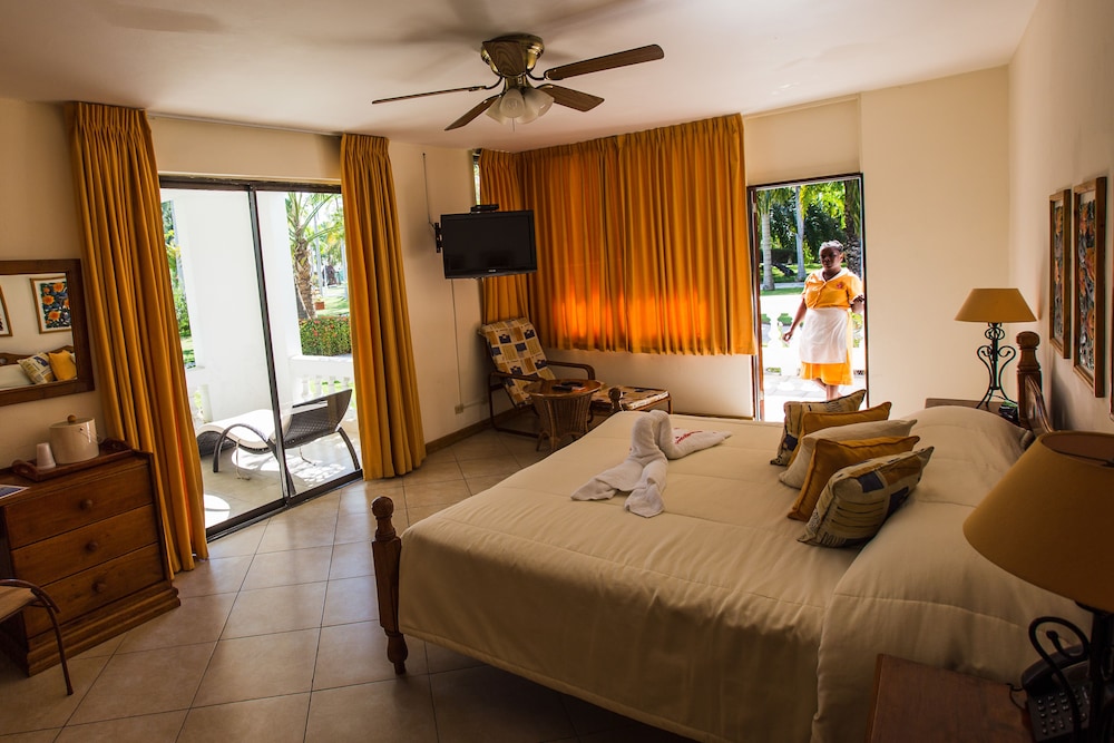 Superior Room, 1 King Bed, Non Smoking, Garden View photo 2