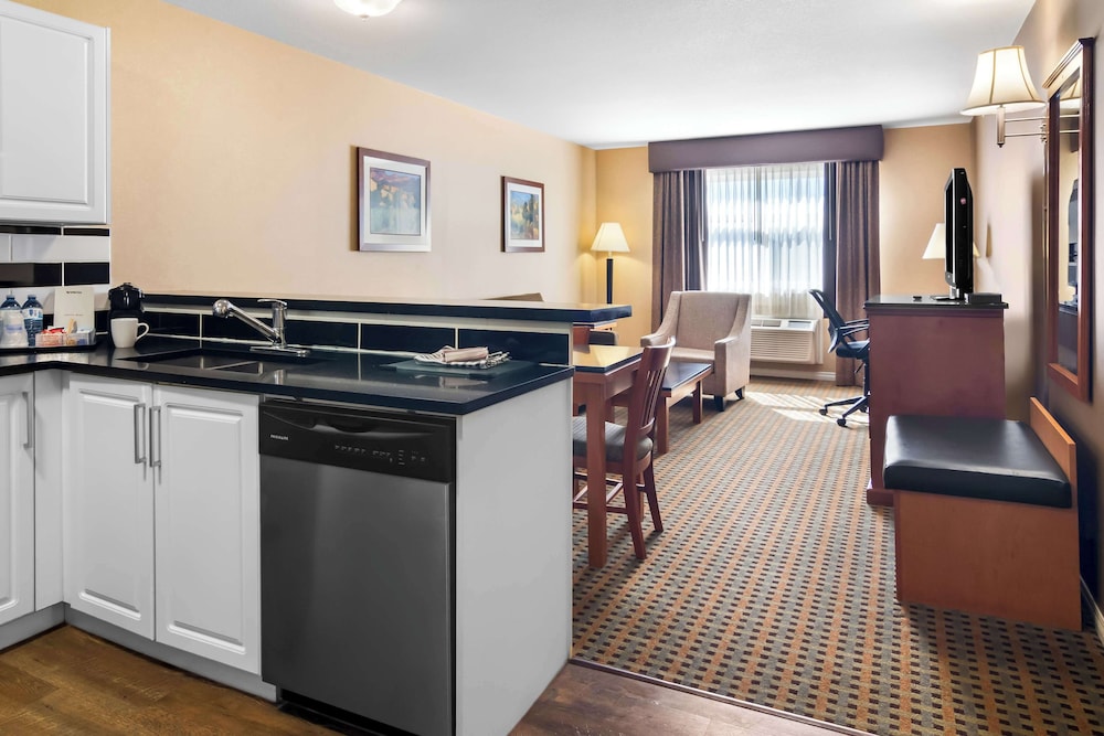 Suite, Multiple Beds, Non Smoking, Balcony (with Sofabed) - Photo 2
