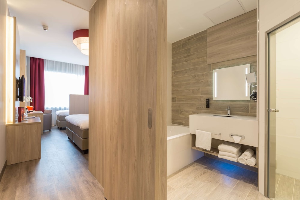 Deluxe Room, Multiple Beds, Bathtub (Steam Shower) photo 3